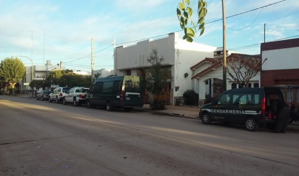 Unidades de Gendarmeria que sorprendieron a los vecinos y que estan apostadas en la Estacion de Policia