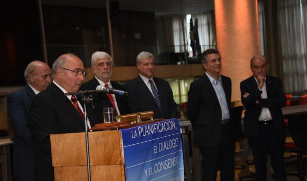 Rodolfo Rossi junto a integrantes de las demas Cadenas y el Ministro Etchevehere