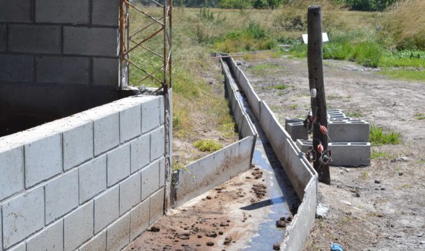 Sistema de canaletas de cementos por donde se conduce el efluente a una fosa