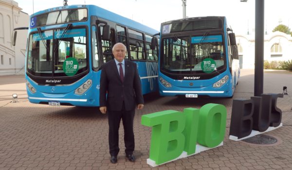 El Gobernador Miguel Lifschitz unto a dos unidades que utilizaran cien por cien biocombustibles