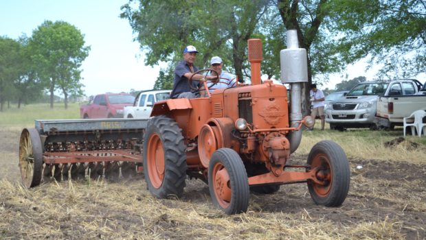 Nito Orbea haciendo el paso con el Tractor Pampa y la sembradora Case Brisa