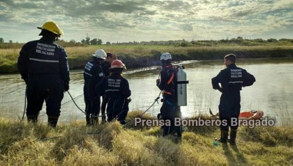 Bomberos Voluntarios de Bragado en pleno rastrillaje sobre el espejo de agua