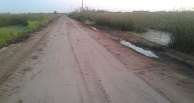 Camino rural El Mata Siete en zona de Naon y la presencia de agua que se acumula en el lugar