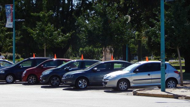 Cinco vehiculos estan señalizados para la venta y colocados sobre el estacionamiento de Plaza Belgrano en la mañana de este jueves a las 10hs
