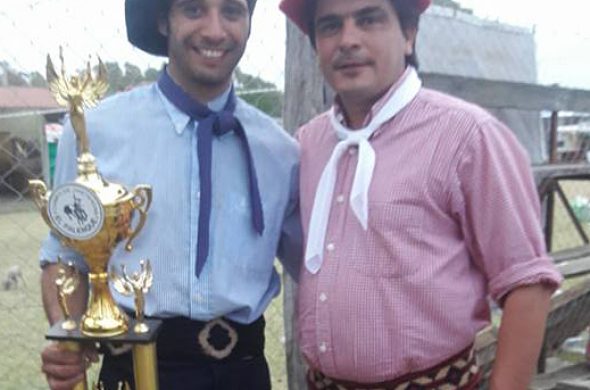 Eduardo Medina junto al premio en Tres Arroyos, que lo coloco como el representante de Buenos Aires en Jesus Maria
