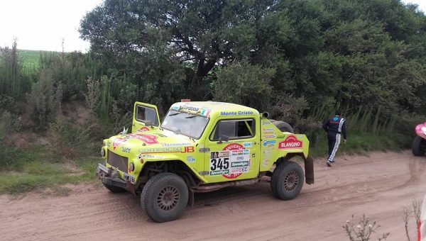 El Rastrojero que participo en el Dakar en un alto de la competencia