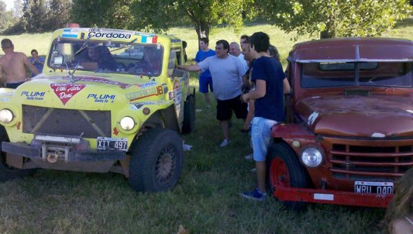 En varios lugares de Argentina, Fans Club del Rastrojero esperaron al Rastro Dakar, como esta en Zarate