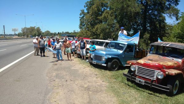 Fans del Rastrojero esperando a la maquina cordobesa