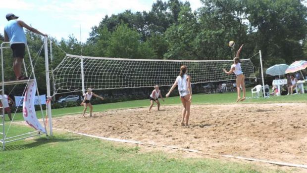 Instancia de uno de los partidos del Torneo de Beach Voley femenio en Atletico 9 de Julio