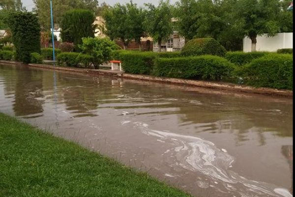 luego-de-la-torrencial-lluvia-una-calle-de-morea-inundada