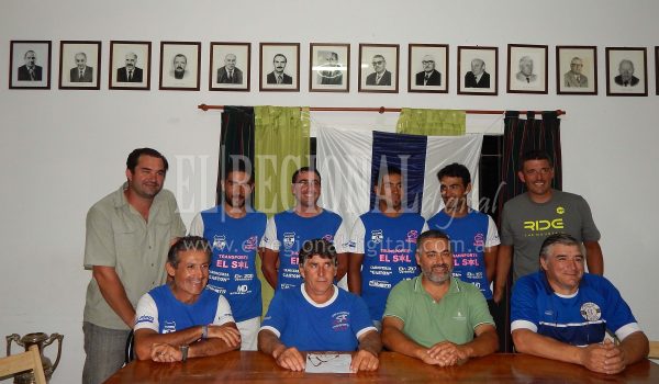 Miembros del Club Libertad junto a integrantes de Transporte El Sol (2)