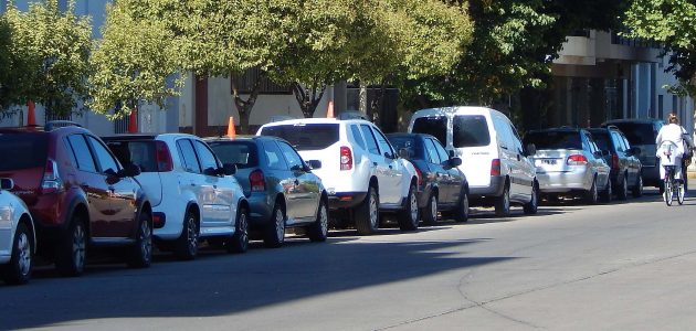 Otra agencia de Av San Martin casi Mendoza al menos coloco tres automoviles para la venta sobre lugar de estacionamiento