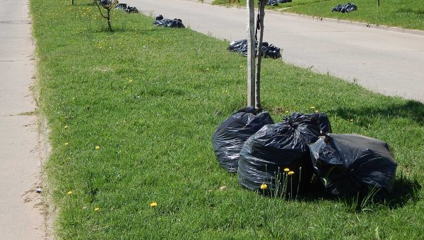 vecinos-que-dejan-sus-bolsas-de-basura-en-la-rampla-de-av-25-de-mayo