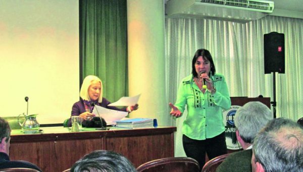 Viviana Biscaro durante una reunion de Eduacación en CARBAP