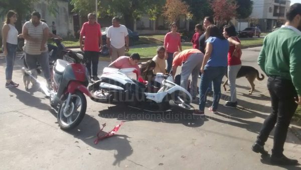 Ambas motociletas y una de las victimas siendo asistida – foto daniel escobedo