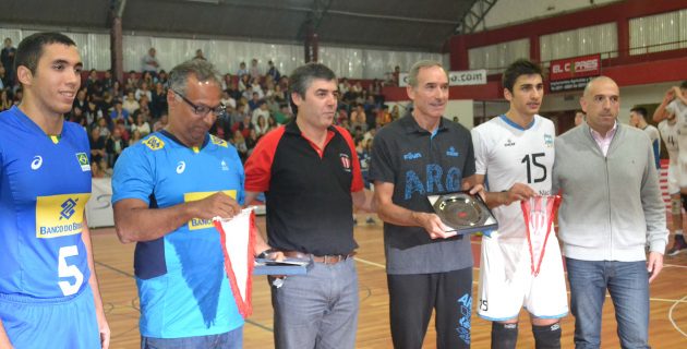 Ambas selecciones recibieron un presente por parte del Club Atletico 9 de Julio y de la Direccion de Deportes de la provincia