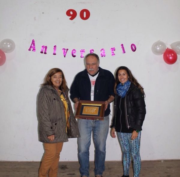 Autoridades del Club Atletico Patricios recibiendo una placa por parte Julia Cereigido y Marcia Molinari