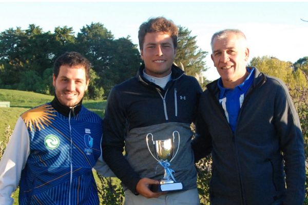 Miguel Sancholuz recibe el trofeo de campeón de manos de Emiliano Gordin y Carlos Ciotta