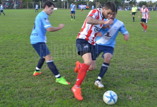 Maccagnani autor del gol, intenta llevarse la pelota ante la marca de un jugador de San Martín