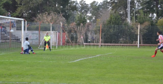 Maccagnani encara una loca carrera a festejar su gol de penal