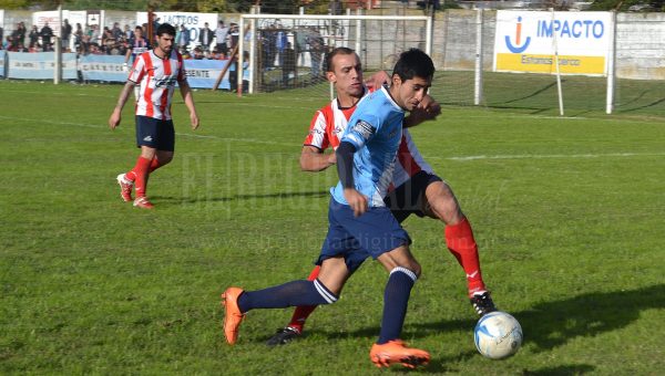 Nico Vazquez de buen juego, se lleva la pelota ante la marca del defensor millonario