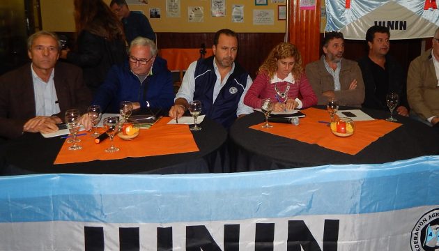 Omar Principe, Rosana Franco, Jorge Solmi y Tizano Pintos escuchan atentamente a los productores