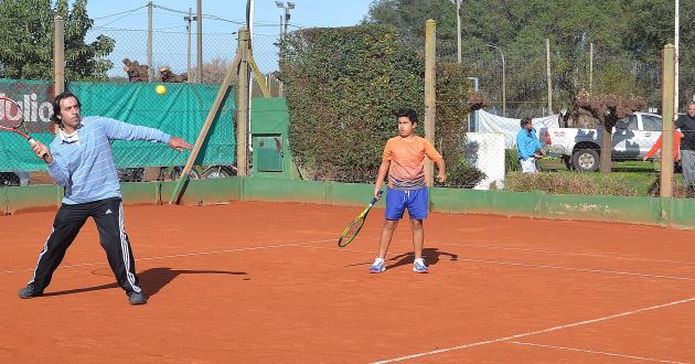 Padre e hijo disfrutando de un partido de tenis en San Martín
