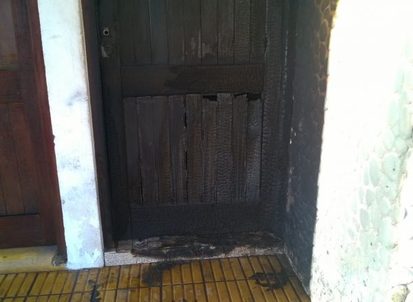 Puerta que fue alcanzada por el incendio