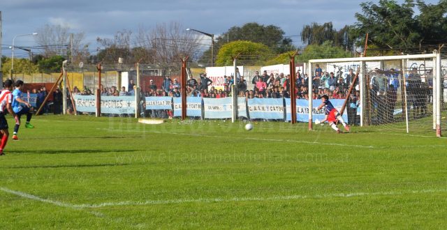 Romero tapo el tiro de Bessone a los 6 minutos del primer tiempo