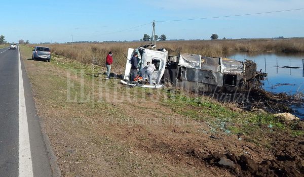 Transporte que sufrio el accidente esta tarde en ruta 65 en cercanias de Dudignac