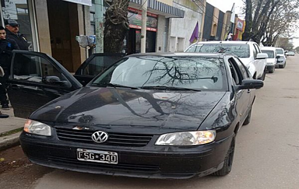 Vehiculo en el que se movilizaban los delincuentes y detenido por la policia de Bragado