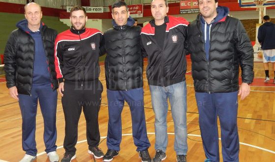El tecnico de la U19, Seigorman junto a Diego Callegaro y Agustin Ponissi y colaboradores