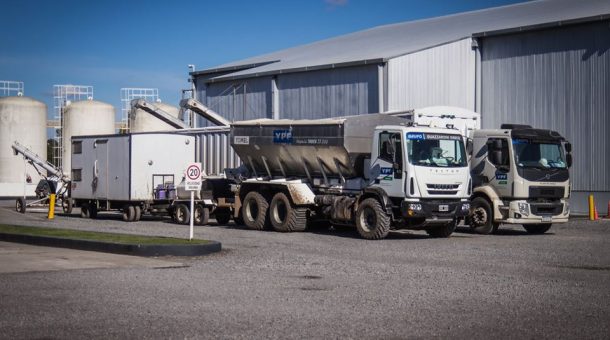 La empresa cuenta con equipos de transporte y aplicación de fertilizantes