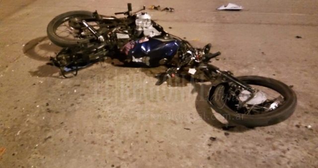 La motocicleta quedo destrozada tras el impacto
