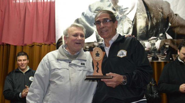 Pico Ortiz recibiendo su trofeo de manos del periodista Gustavo Tineti