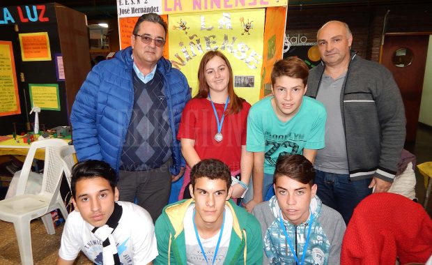 Los alumnos juntos a su profesor y Director de la EES N° 2 «José Hernández» de La Niña