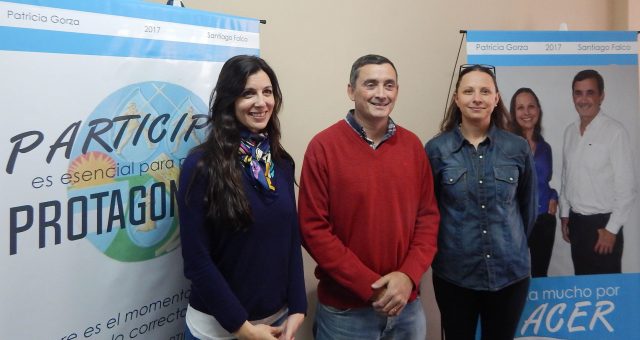 Valeria Iglesias junto a Santiago Falco y Patricia Gorza en la sede del local partidario de calle Mitre