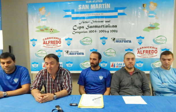 Autoridades del Club, junto a integrantes del Futbol infantil durante la conferencia de prensa
