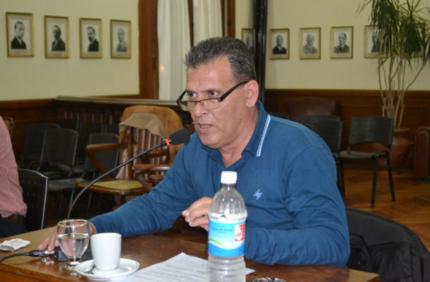 Concejal Eduardo Vicente brindando detalles sobre geriátricos en 9 de Julio