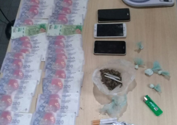 Dinero, marihuana y envoltorios de cocaina secuestrados a Di Gigani – foto Policia Comunal 9 de Julio