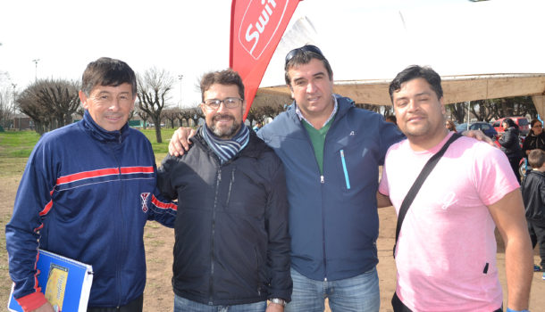 El presidente del Club, Jose Mignes y Jose Vidal de Comision Directiva junto a Walter Junco y Alvaro Camilo, este ultimo de Chile