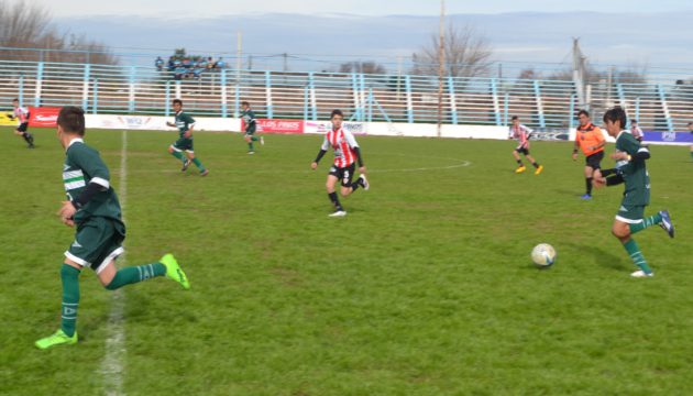 Instancia del partido entre Rivadavia de Lincoln y Deportivo Casares