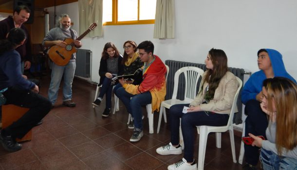Los alumnos junto al musico Di Mario, el Vice Director Roberto Asenjo