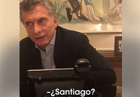 Mauricio Macri durante el dialogo con el artista pehuajense – foto Diario Noticias