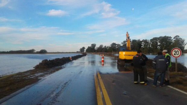 Ruta nacional 5 en provincia de La Pampa sufre una inundación de agua