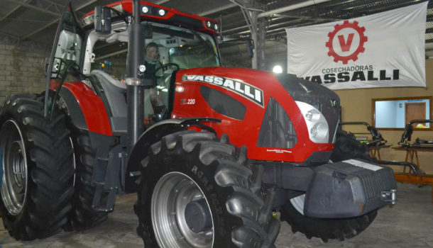 Tractor Vassalli TX 220 fue presentado en Comercial 9 de Julio