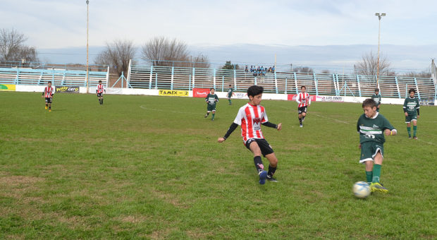 Tramo del partido entre Rivadavia A y Deportivo Casares, donde ganaron los de Lincoln por 1 a 0