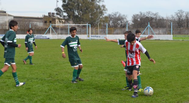 Un jugador de Rivadavia defiende la pelota ante la presion del verde de Casares