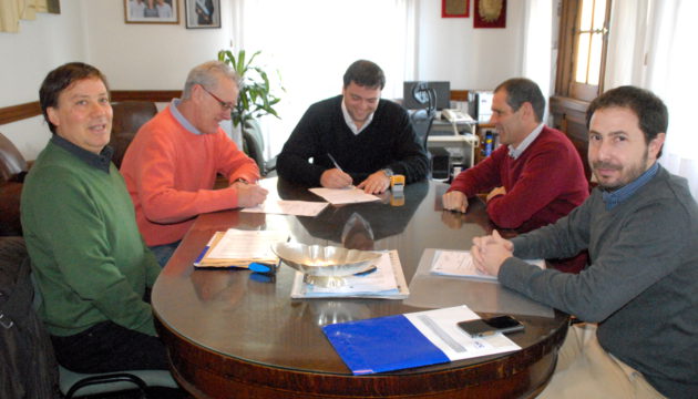 Mariano Barrroso y representantes de la empresa proceden a la firma del convenio