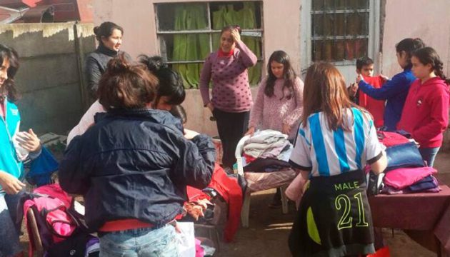 Vecinas que se acercaron al Perchero Solidario en La Niña